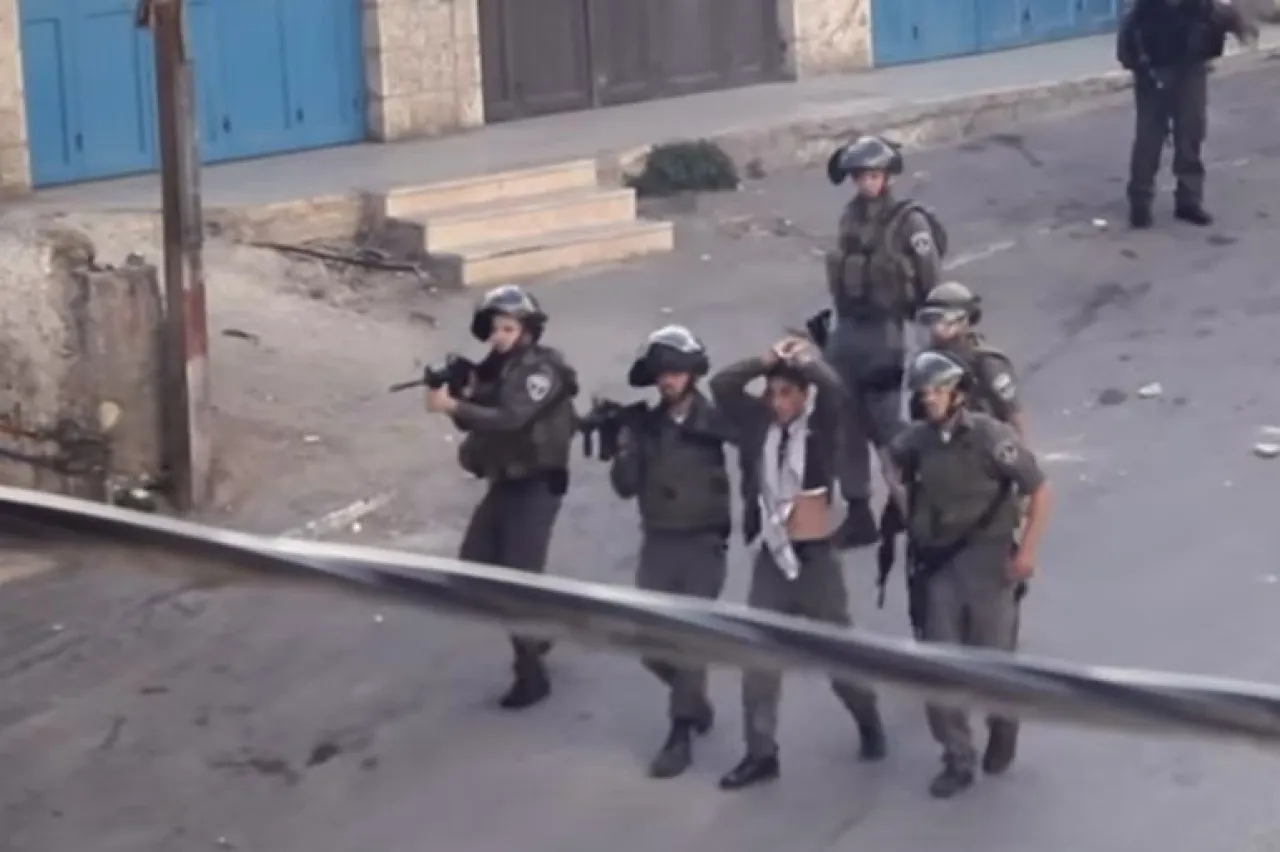 ضابط إسرائيلي: نستخدم الفلسطينيين دروعا بشرية بشكل منتظم
