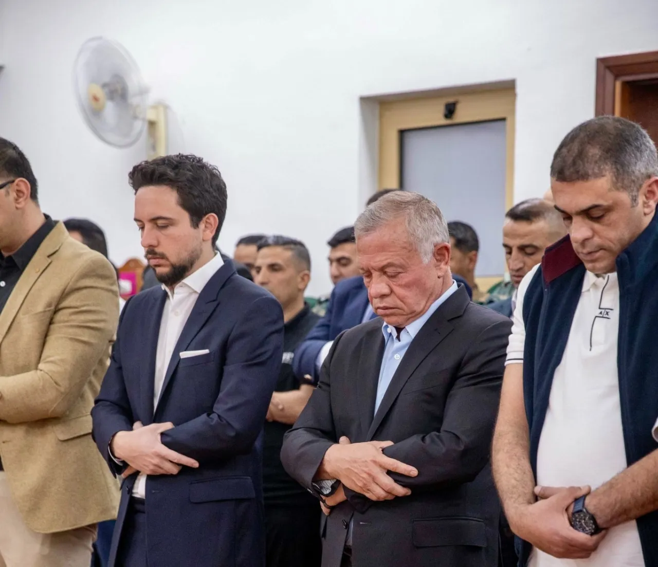 الملك وولي العهد يؤديان صلاة العيد العقبة