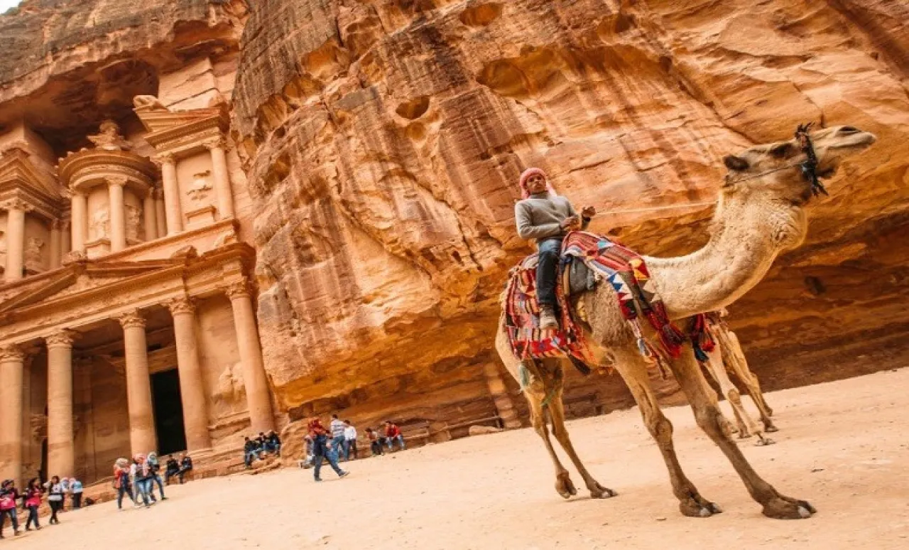 ارتفاع أعداد الزوار وزيادة الدخل السياحي في الاردن