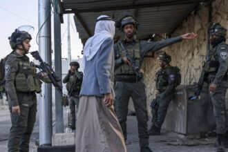 الاحتلال يمنع فلسطينيين من أداء صلاة الجمعة في الأقصى