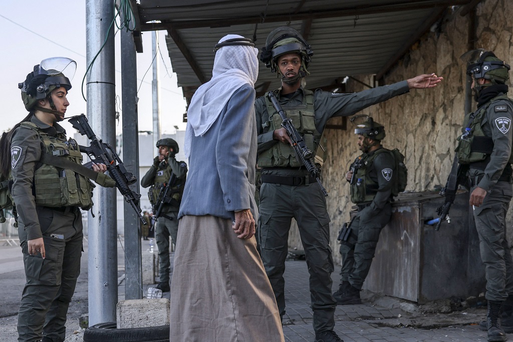 الاحتلال يمنع فلسطينيين من أداء صلاة الجمعة في الأقصى
