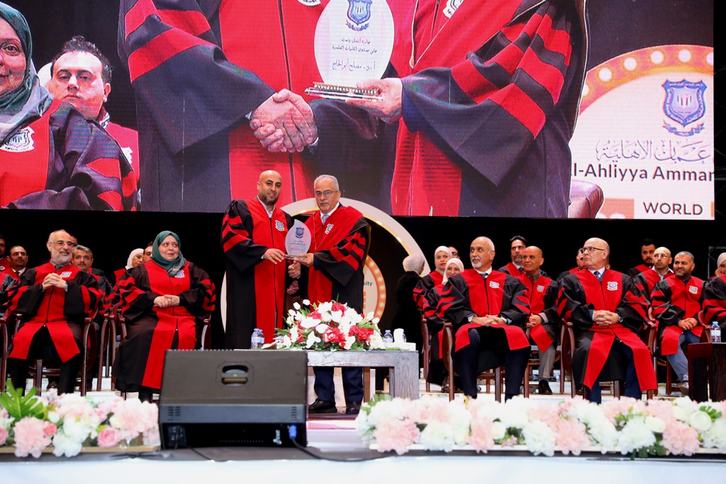 بالصور .. برعاية أ.د.حمدان احتفال عمان الاهلية لليوم الثاني بتخريج طلبة الفصل الاول من الفوج 3