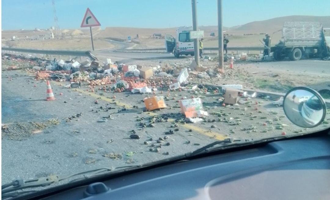 عاجل || إصابتان بحادث تصادم بين مركبة نقل وحافلة ركاب