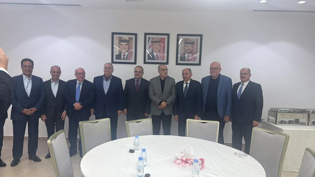 وزير الأشغال يقيم مأدبة إفطار لوزراء الأشغال السابقين