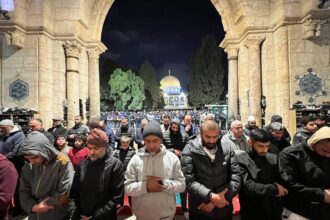 عشرات الآلاف يؤدون صلاتي العشاء والتراويح في المسجد الأقصى