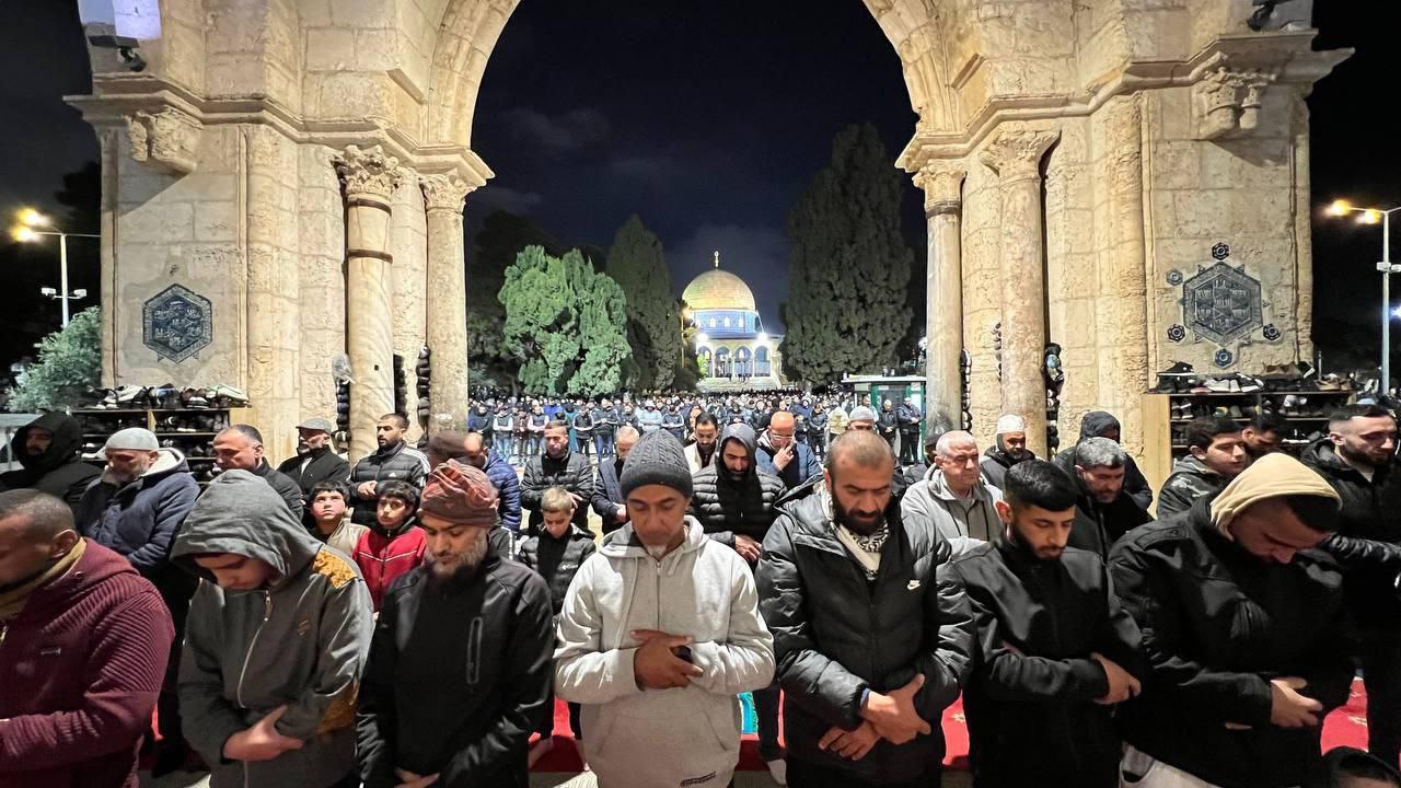 عشرات الآلاف يؤدون صلاتي العشاء والتراويح في المسجد الأقصى