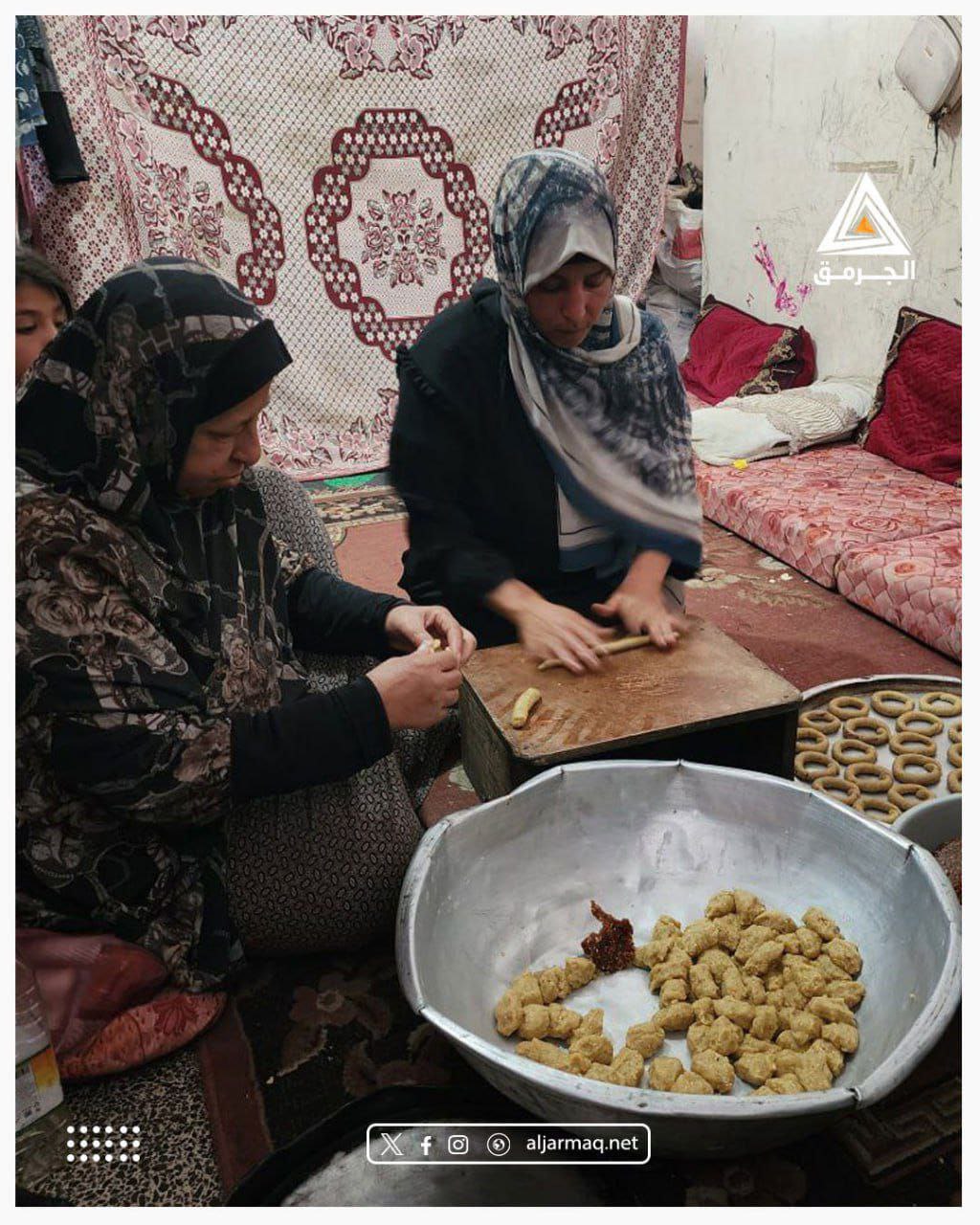 نازحات يعددن الكعك لإدخال الفرحة على قلوب الأطفال في عيد الفطر