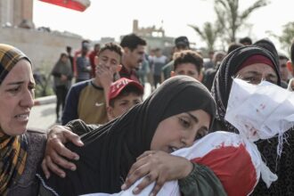 "ألبسته الكفن بدل ثياب العيد".. أم تودع طفلها شهيدًا قبل الفجر