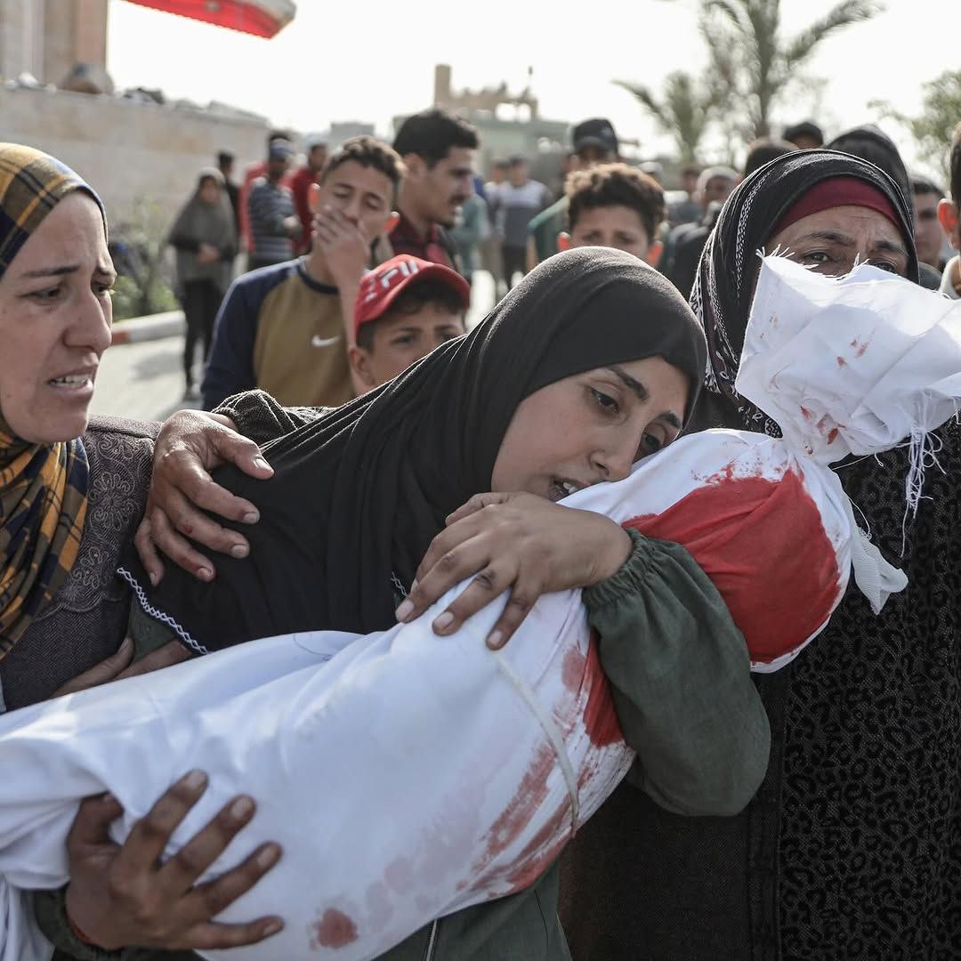 "ألبسته الكفن بدل ثياب العيد".. أم تودع طفلها شهيدًا قبل الفجر
