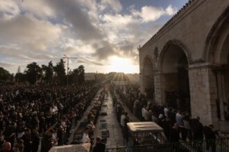 120 ألفا يصلون العيد في الأقصى