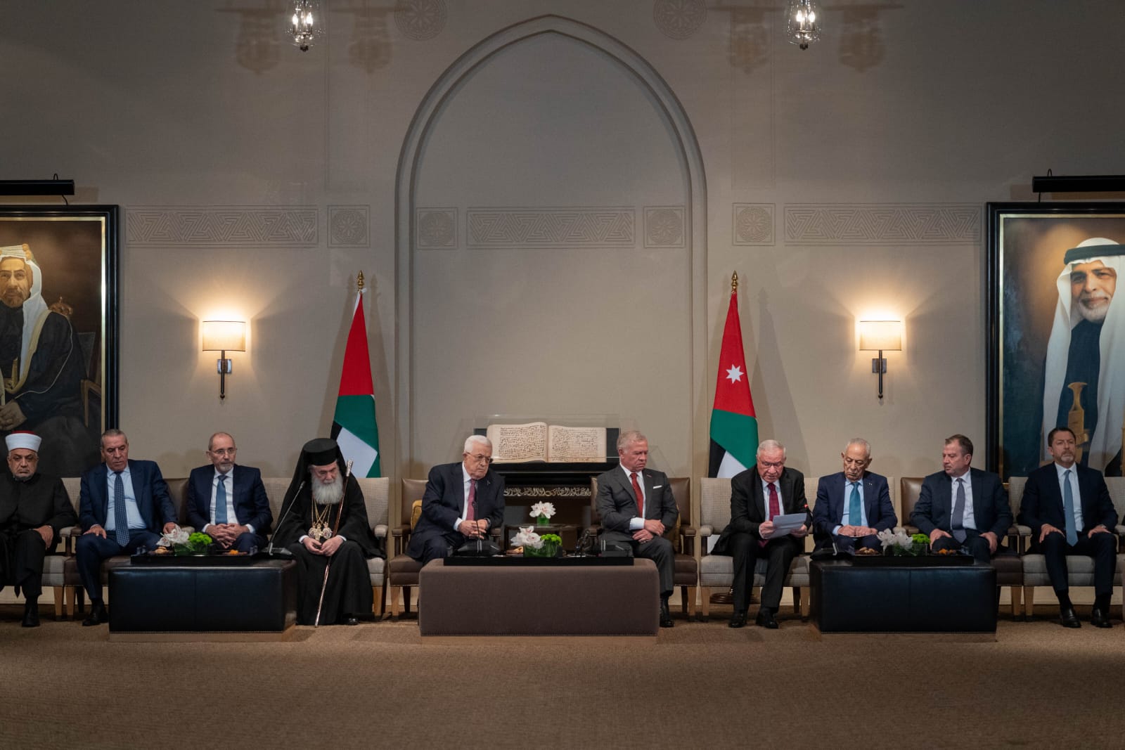 الملك يستقبل ممثلي مجلسي أوقاف وكنائس القدس وشخصيات مقدسية بحضور الرئيس الفلسطيني