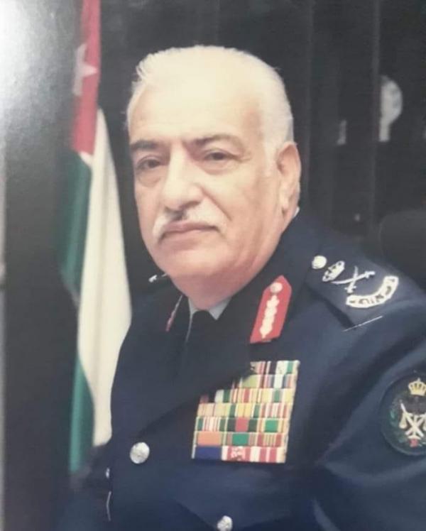 الملك ينعم على المرحوم محي الدين بميدالية اليوبيل الفضي