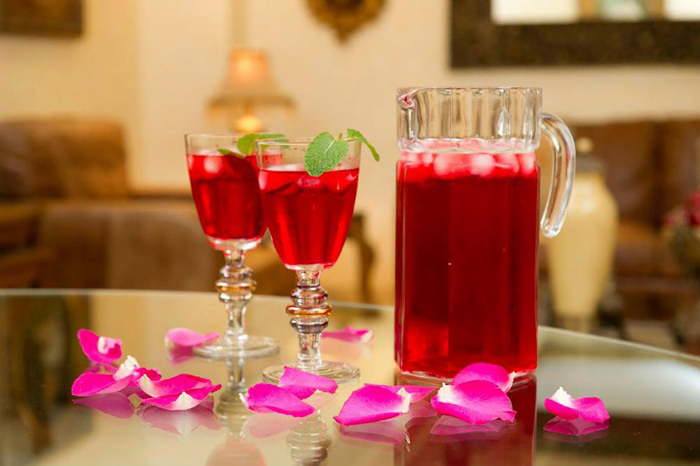 شراب ماء الورد في رمضان...نكهة منعشة وفوائد صحية