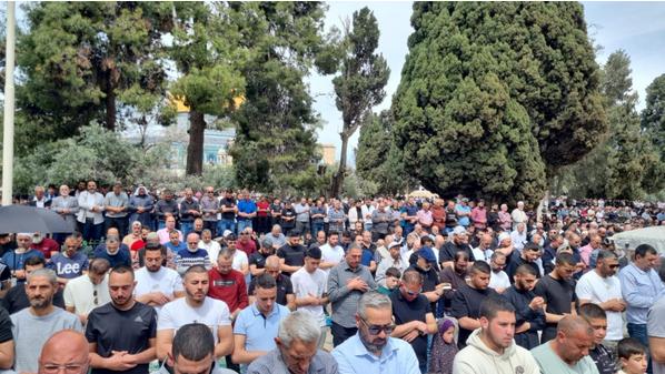 75 ألفا يؤدون الجمعة الأخيرة من رمضان في المسجد الأقصى