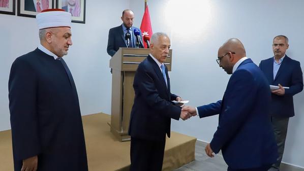تسليم 30 إماما وواعظا المكرمة الملكية للمقبلين على الزواج
