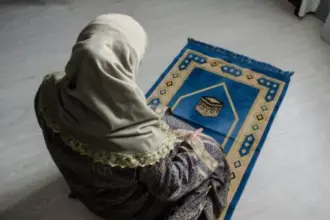 حكم كشف قدم المرأة في الصلاة