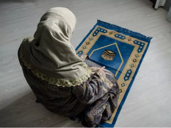 حكم كشف قدم المرأة في الصلاة