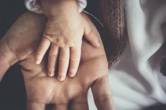 عندما يورّث الألم...دراسة علمية تكشف أثر الصدمات على الأجيال القادمة