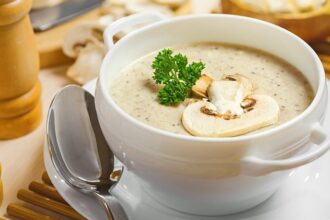 شوربة الفطر في رمضان.. طبق دافئ ومغذٍ على مائدة الإفطار