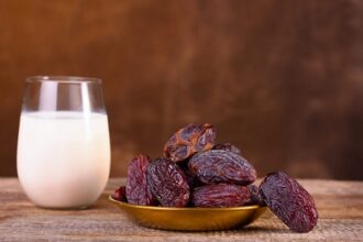 مشروب الحليب والتمر.. طاقة غذائية مثالية للصيام