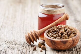 "العكبر" كنز طبيعي في عالم العسل
