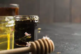 العسل الأسود.. كنز غذائي منسي يحمل فوائد مذهلة للصحة العامة