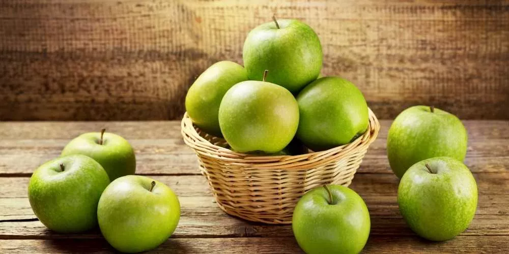 التفاح الأخضر: فاكهة خفيفة بسعرات قليلة وفوائد صحية كبيرة