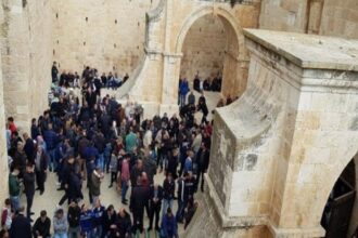 مستوطنون يقتحمون المسجد الأقصى ومقبرة باب الرحمة