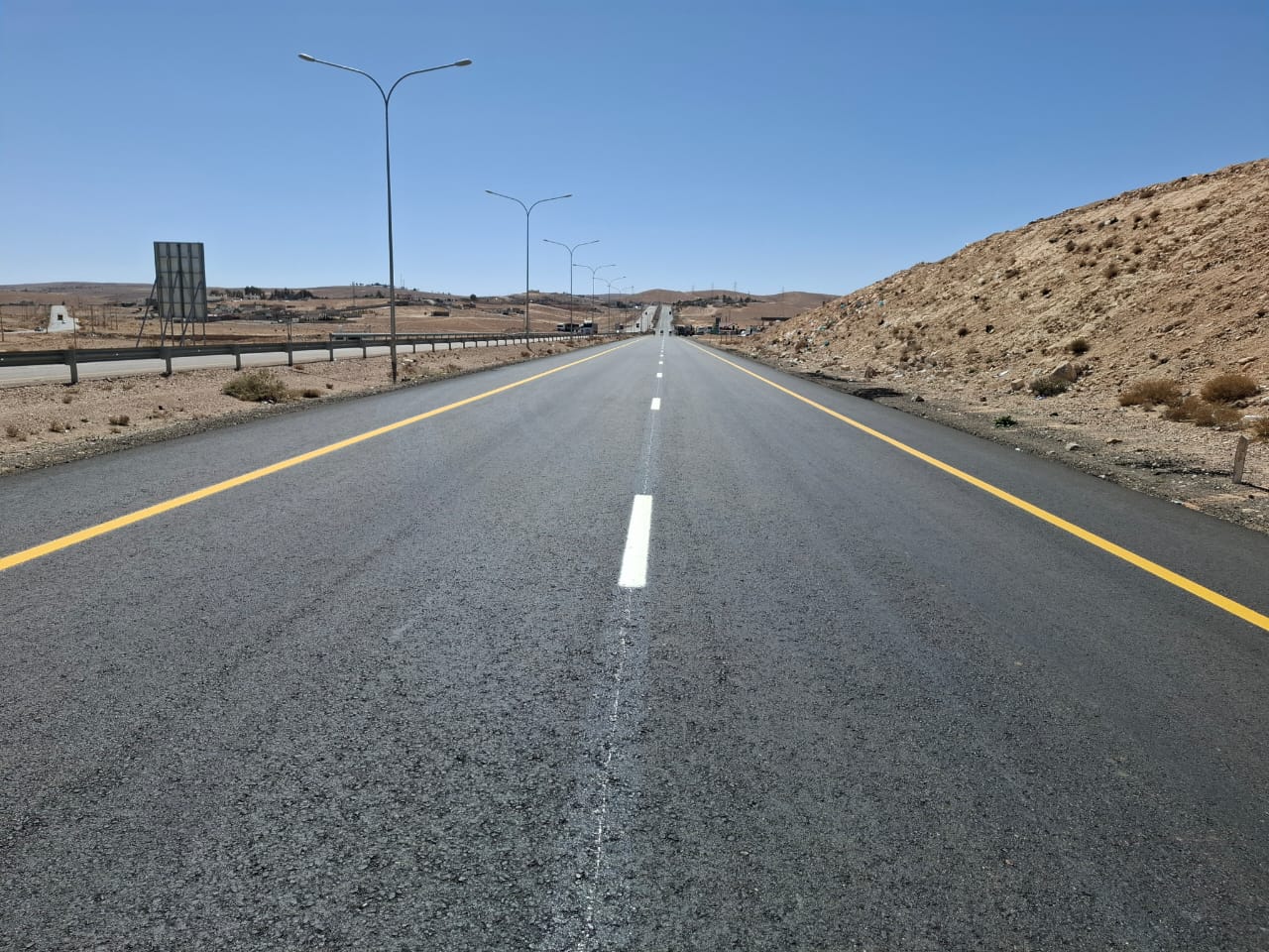 إنهاء أعمال صيانة وبدء أخرى على الطريق الصحراوي