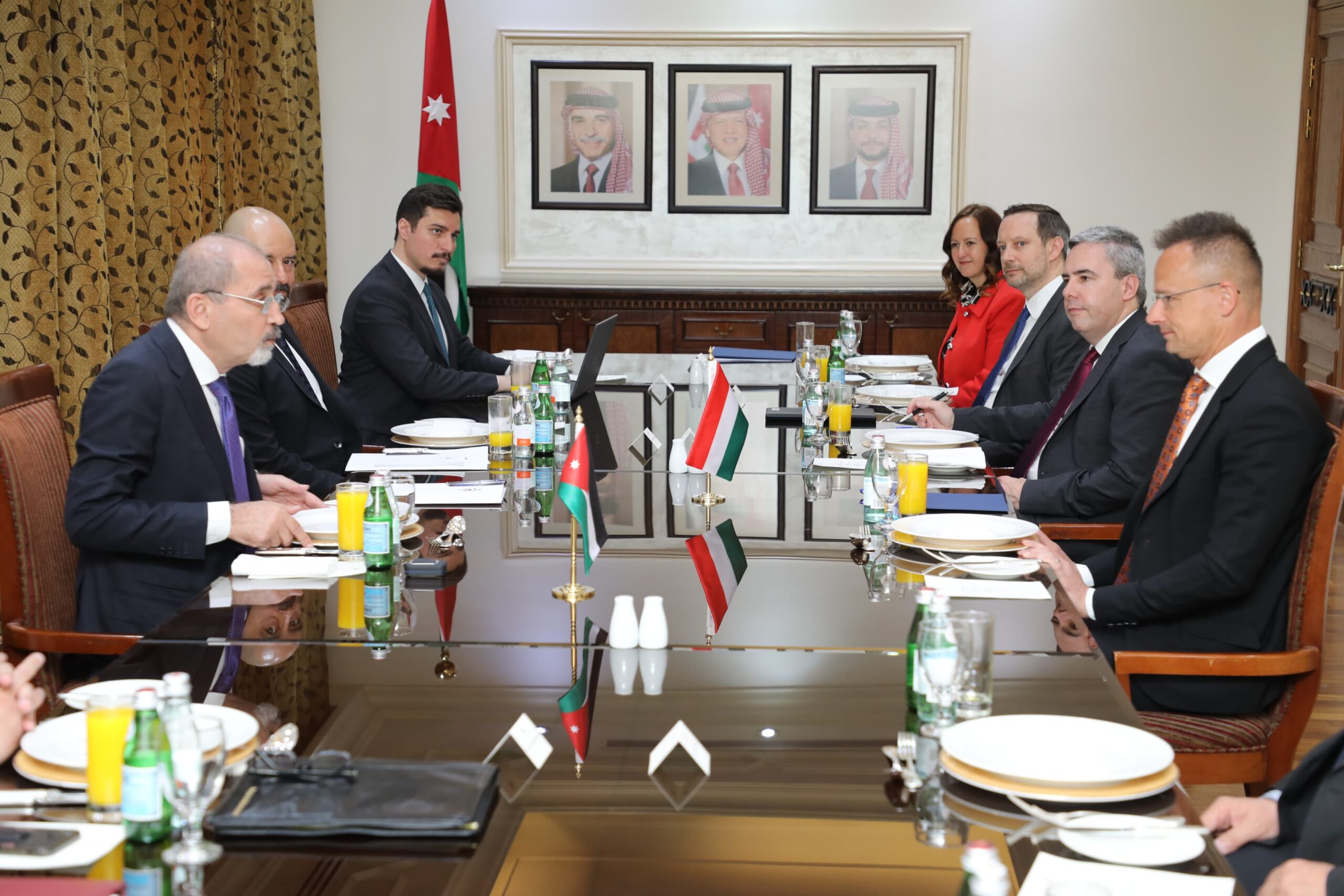 الصفدي يلتقي وزير الخارجية والتجارة الهنغاري