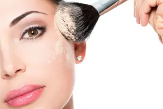 مكياج خاطئ قد يُلحق أضراراً خطيرة بالبشرة والعينين
