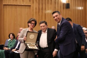 عناب تكرّم الرئيس الأسبق لمنظمة الأمم المتحدة للسياحة الدكتور طالب الرفاعي بمناسبة يوم التراث العالمي