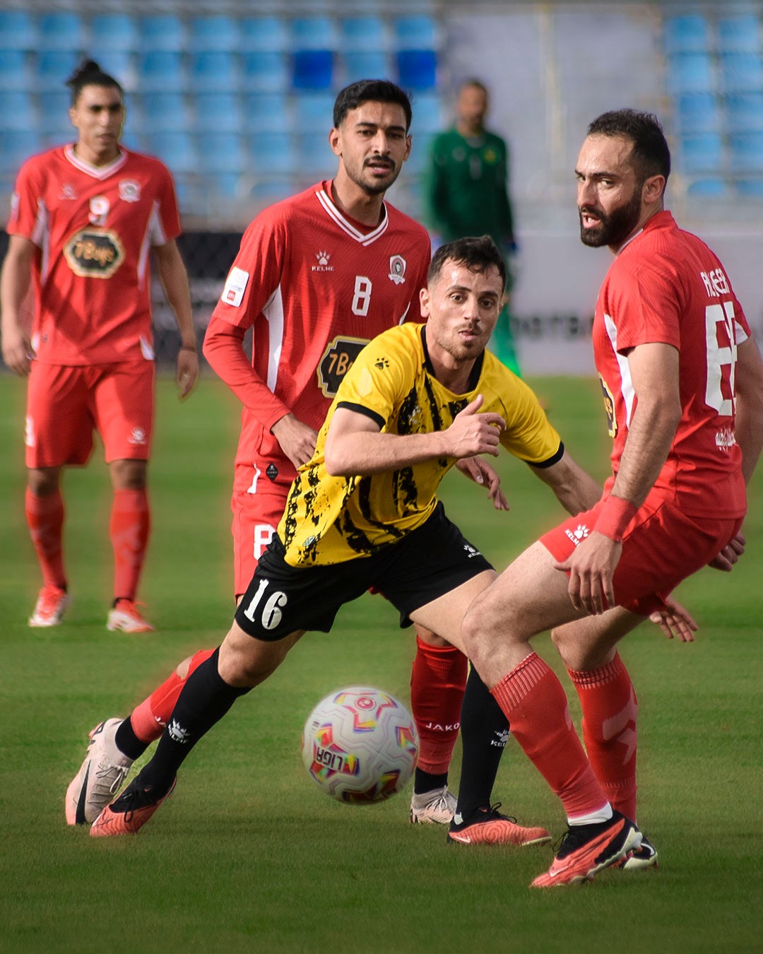 الحسين إربد يسقط في فخ التعادل أمام الجزيرة ويُشعل الدوري
