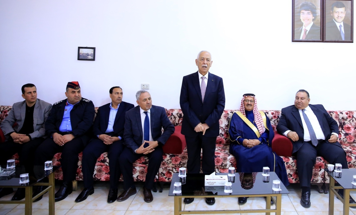 مندوبا عن الملك وولي العهد.. العيسوي يعزي الخوالدة