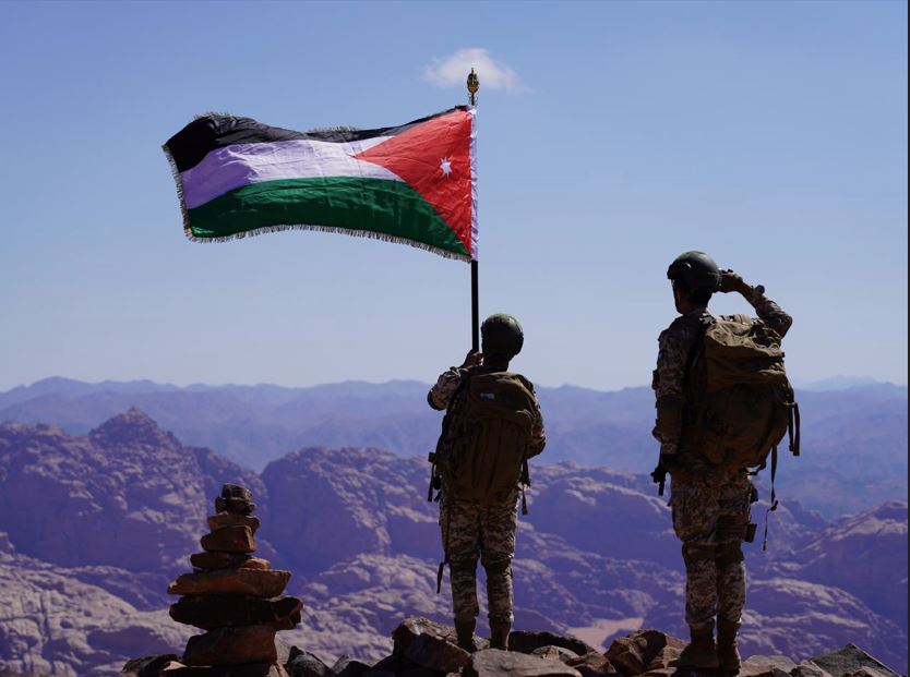 الجيش العربي يرفع العلم الأردني على أعلى قمة جبلية في المملكة