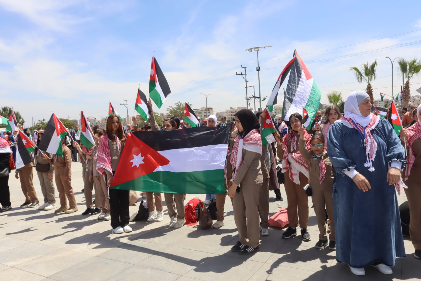 نشامى القوات المسلحة يشاركون الأردنيين الاحتفال باليوم الوطني للعلم الأردني