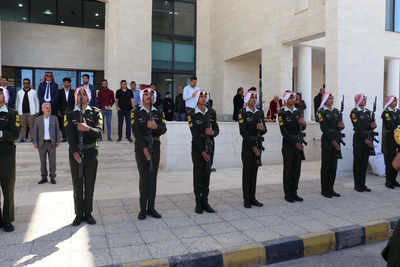 نشامى القوات المسلحة يشاركون الأردنيين الاحتفال باليوم الوطني للعلم الأردني