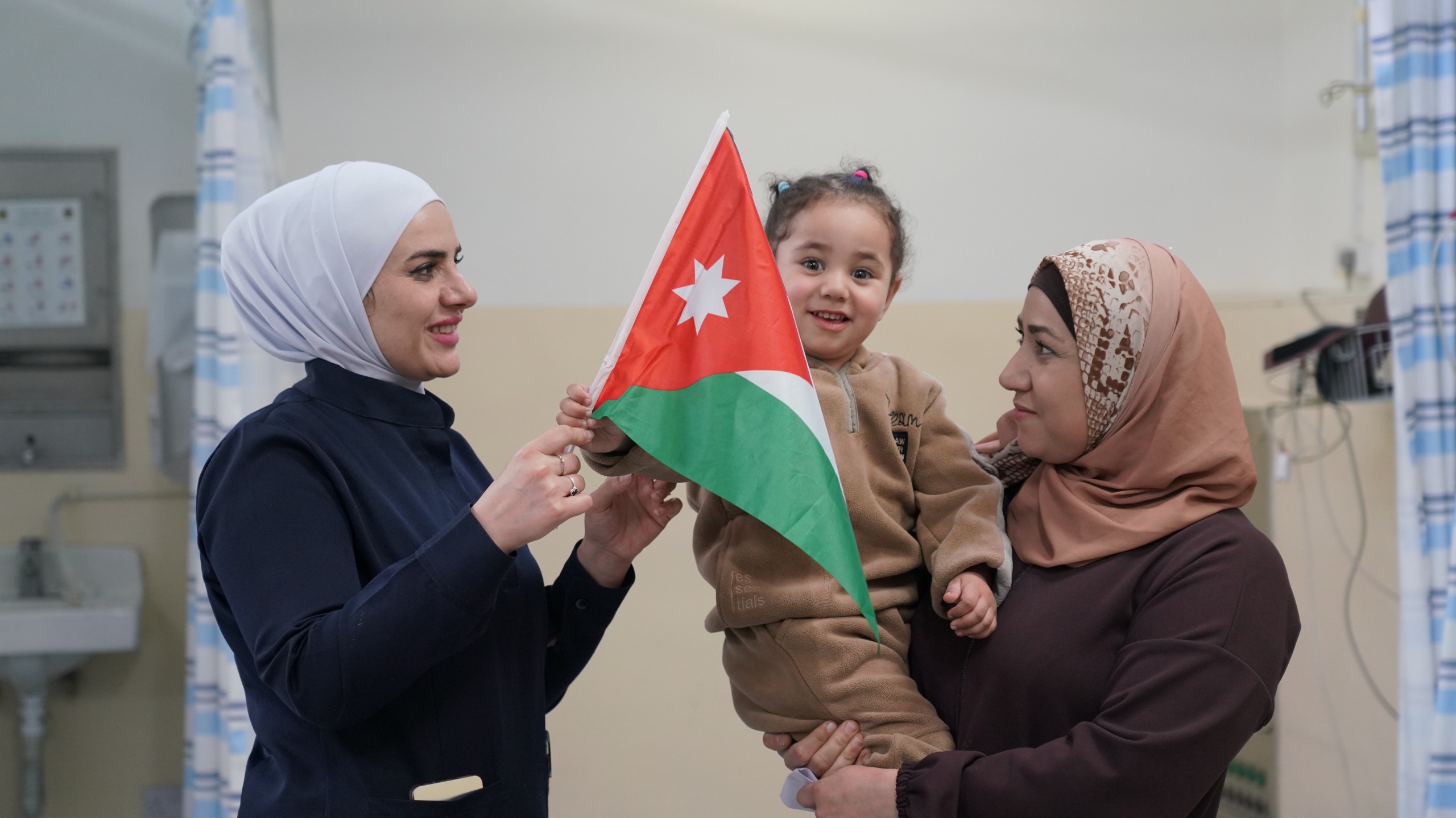 نشامى القوات المسلحة يشاركون الأردنيين الاحتفال باليوم الوطني للعلم الأردني