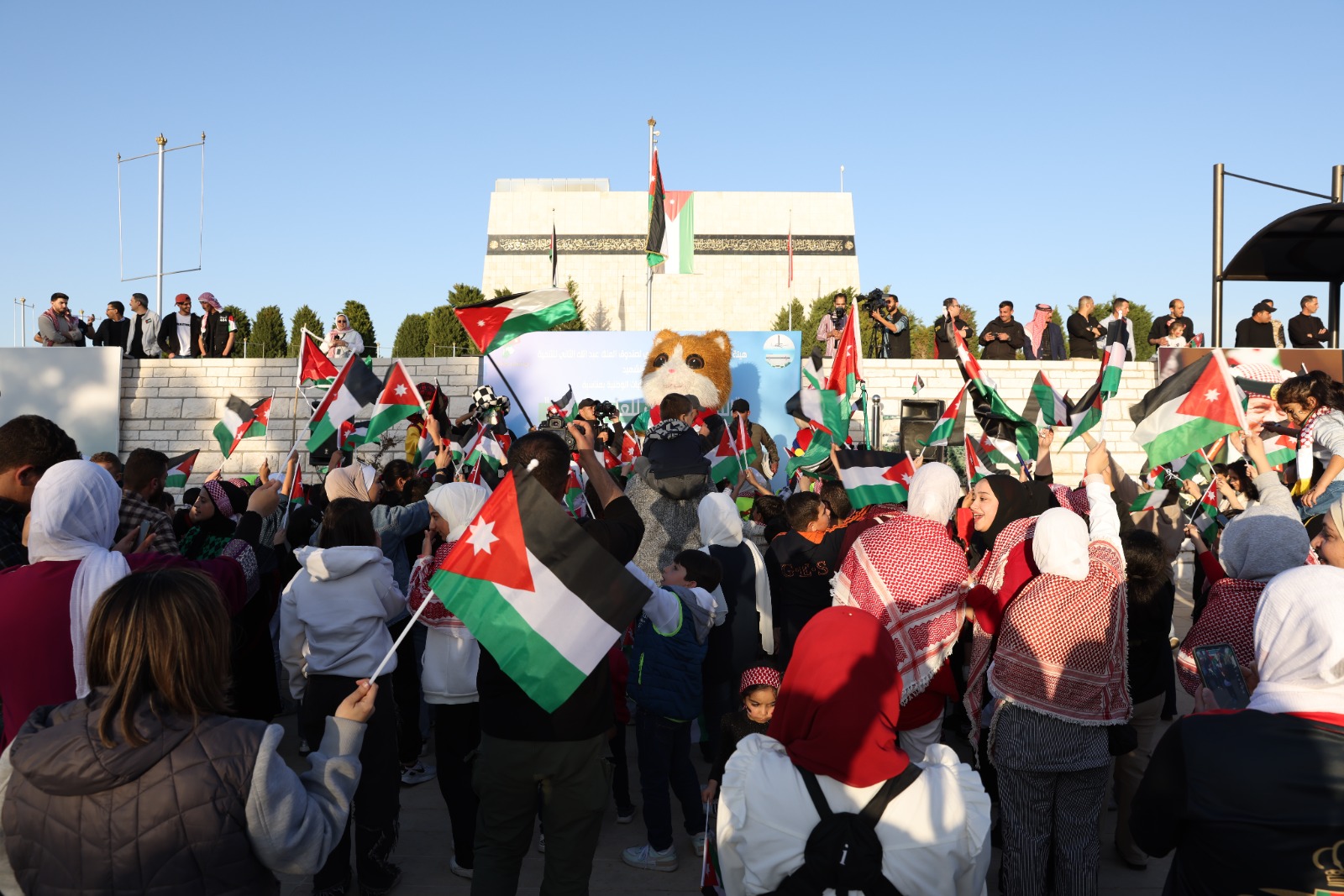 صرح الشهيد يحتفل باليوم الوطني للعلم الأردني بالتعاون مع هيئة شباب كلنا الأردن