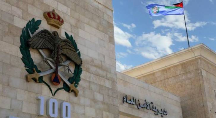 البحث الجنائي يداهم ويلقي القبض على مطلوب خطر ومسلح ومتهم بقضية قتل وقعت قبل أشهر في الشونة الجنوبية