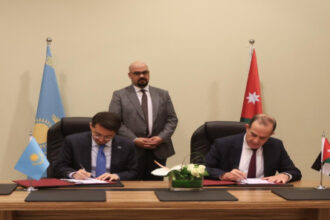 الأردن وكازاخستان يبحثان تعزيز التعاون في الابتكار الرقمي وصناعة الطيران