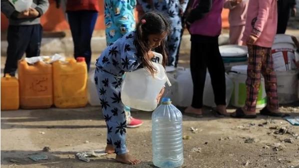 الهيئة الخيرية الأردنية الهاشمية تواصل توزيع المياه الصالحة للشرب في غزة
