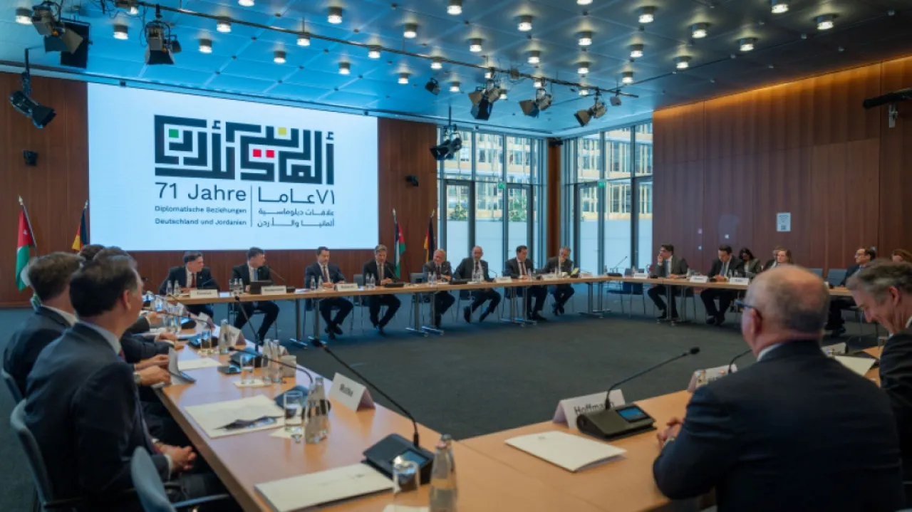 عاجل | الملك يجتمع بممثلي مؤسسات اقتصادية حكومية وشركات ألمانية