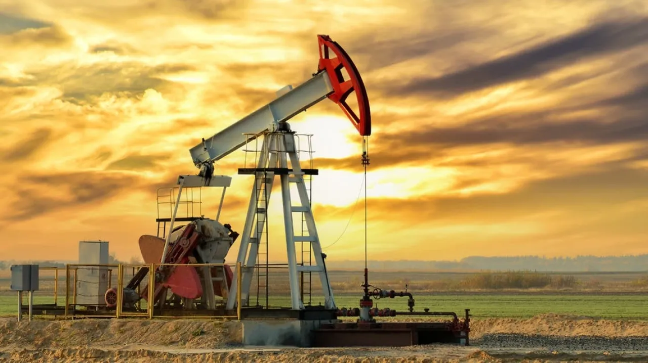 انخفاض سعر النفط إلى أدنى مستوى له منذ 2021
