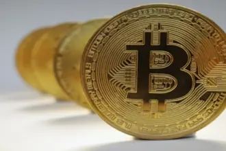 بتكوين تنخفض 5% في أحدث تعاملات لها
