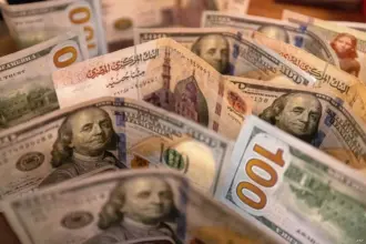 الدولار يصل مستويات تاريخية في مصر