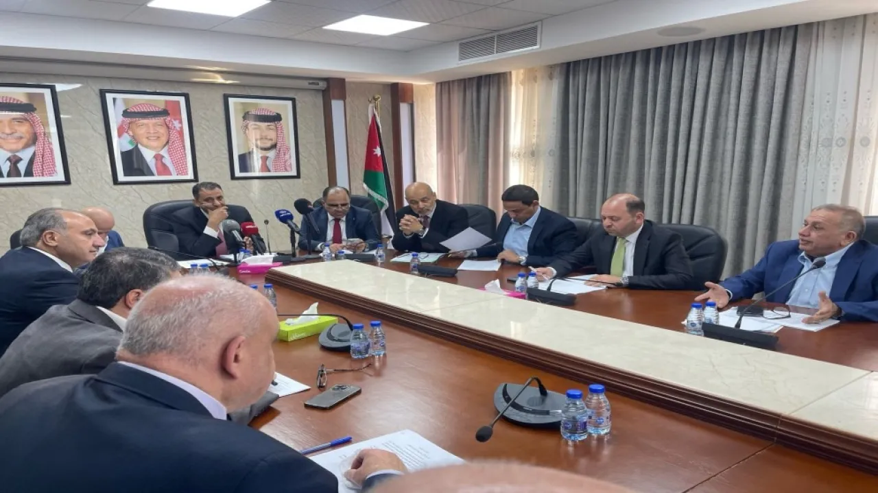 الحكومة: مشروع قانون ضريبة الأبنية والأراضي لن يزيد الضرائب
