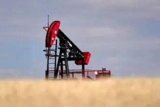 النفط يتعافى بعد قرار ترمب.. برنت يقفز 3.6% ويسجل 65.20 دولار للبرميل
