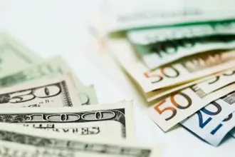 الدولار مقابل اليورو عند أدنى مستوى في 3 أعوام