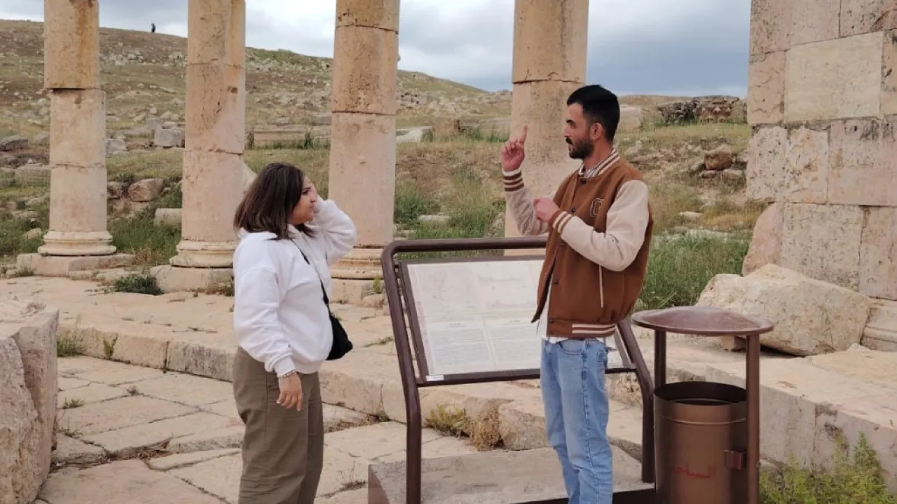 بلغة الإشارة... يوسف يتحدث للسياح ويروي قصة صمود لا تُنسى